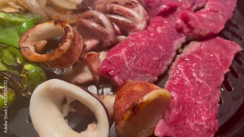 ホットプレートで焼かれる美味しそうな牛肉