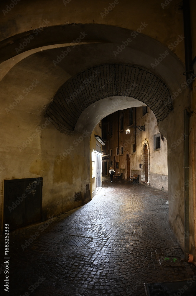 Obraz premium Gasse in Malcesine, abends
