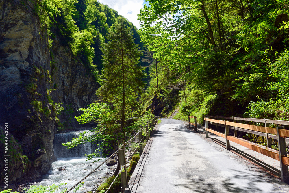 Obraz premium Wanderweg vom Alten Bad Pfäfers in der Taminaschlucht nach Bad Ragaz, Kanton St. Gallen