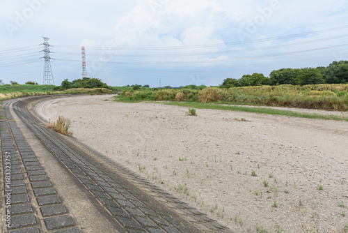 雨不足により河川の川底がむき出し