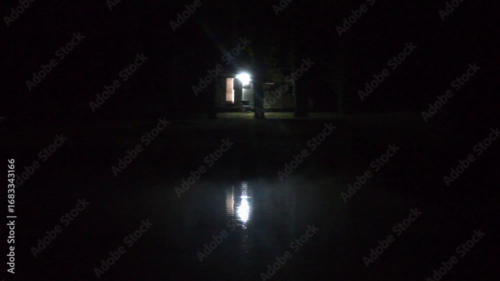 Caravane la nuit en bord d'un lac