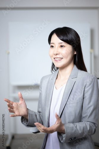 笑顔で説明するビジネスウーマン