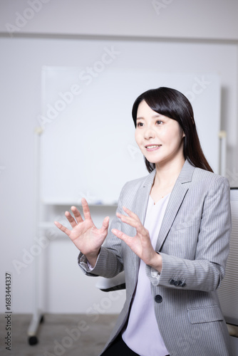 ホワイトボードの前でインタビューに応える女性7