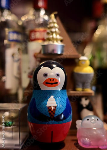 ペンギン人形のいるバーの風景