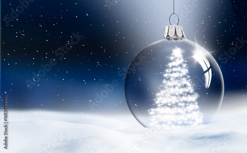 Weihnachtsmotiv mit einer Gläsernen Weihnachtskugel im Schnee