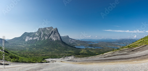 Granitplatte Verdensvaet bei Narvik in Nordland, Norwegen