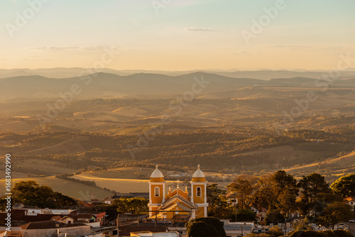Torres da Igreja e belissíma paisagem das montanhas no pôr do sol, São Thomé Das Letras, Minas Gerais