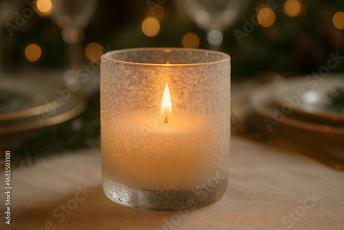 Photophore givré avec flamme douce sur table de fête
