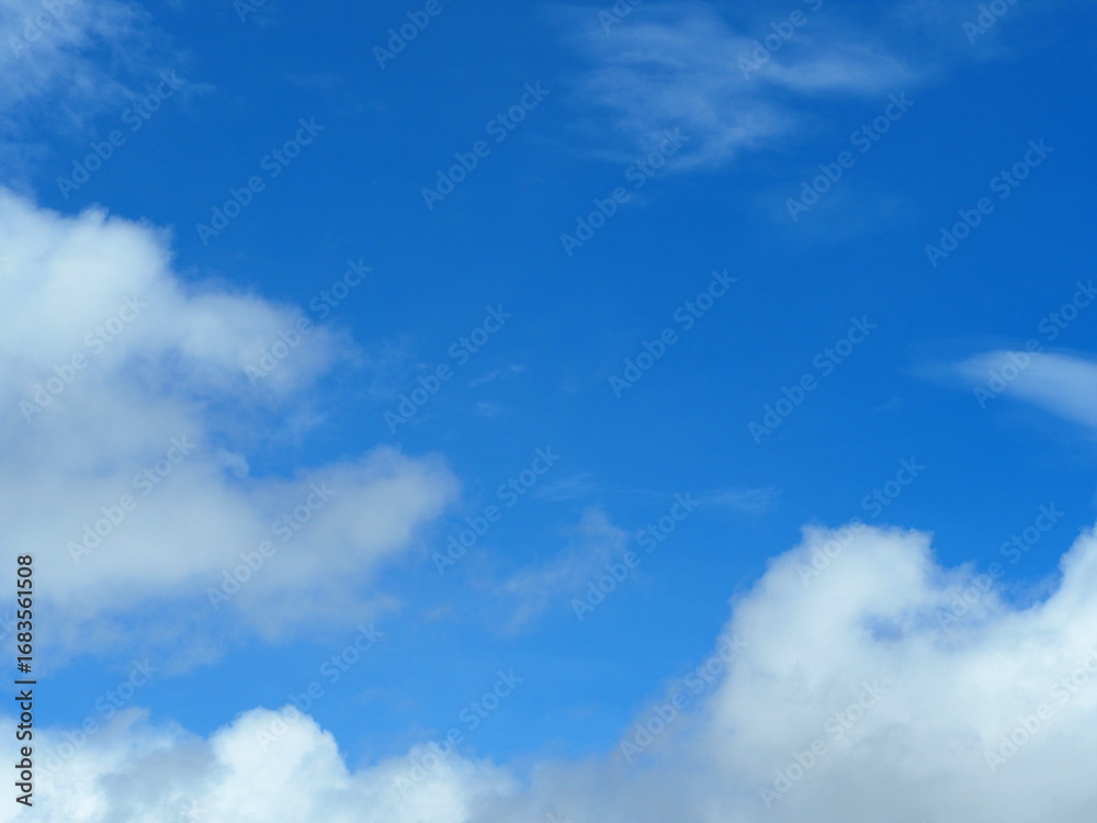 Fototapeta premium The sky is full of clouds. The clouds have gaps in the middle, so the sky looks blue. The atmosphere of the sky in summer. White clouds floating all over the sky 