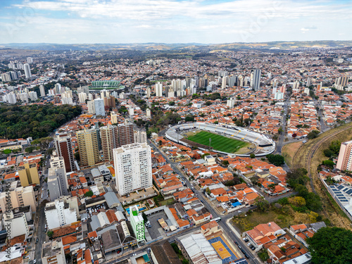 Imagem aérea da região central de Campinas próximo ao Bosque dos Jequitibás e dos estádios da Ponte Preta e Guarani. 