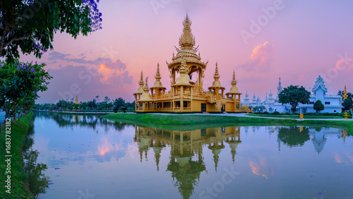 Photos Golden temple at wat rong khun in Chiang Rai, Thailand reflecting in tranquil wa