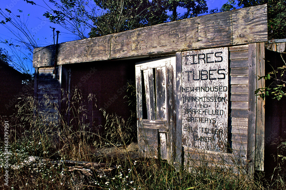 Ταπετσαρία Old Wooden garage that serviced cars during the heyday of travel along Old Route