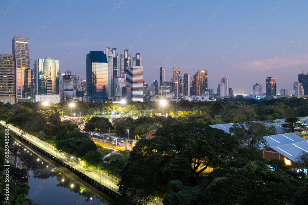 Fototapeta premium Bangkok park and skyline