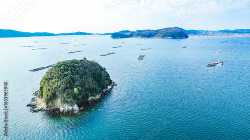 ドローン空撮による冬の瀬戸内海の牡蠣漁風景多島美（岡山県）/Oyster rafts in Seto Inland Sea, Okayama, Japan