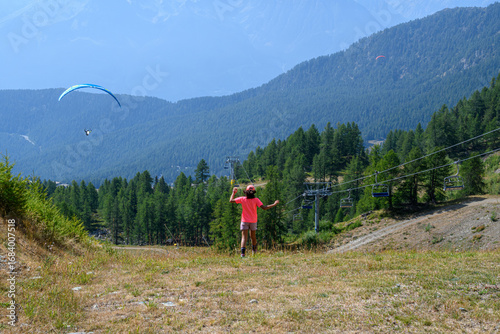  Parapendio 05 -assistendo al volo dei parapendii con montagne sullo sfondo e valle
