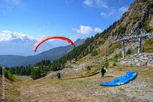 Parapendio 01 - Preparazione al lancio con montagne sullo sfondo