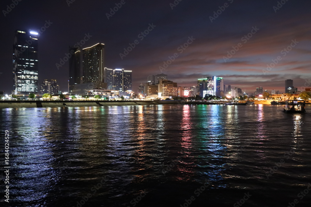 Obraz premium night time view from the ferry in the river pretty lights phnom penh cambodia
