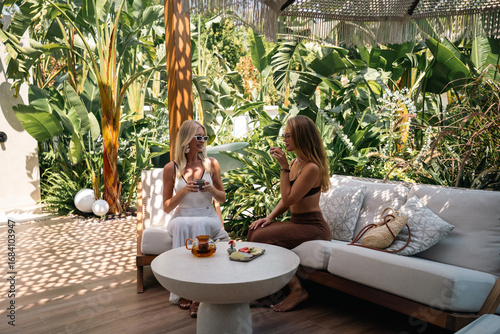 Fotografie Friends enjoying a relaxing spa experience together, sharing calm moments, wellness rituals, and a peaceful holiday atmosphere in a luxury retreat setting