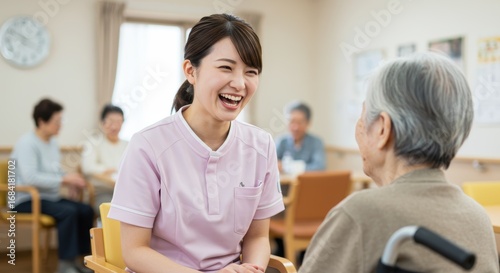 介護士や看護師が高齢者施設や病院で楽しそうに働いている