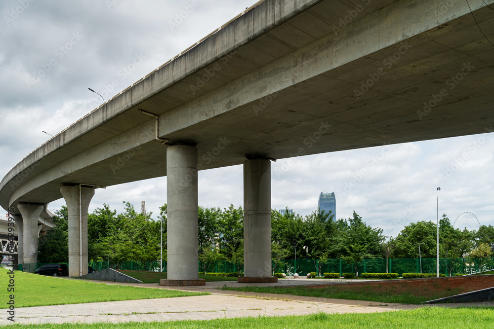 Obraz premium Concrete structure and asphalt road space under the overpass in the city
