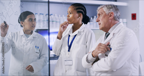 Foto People, scientist and writing on glass in lab for planning, equation and formula for experiment
