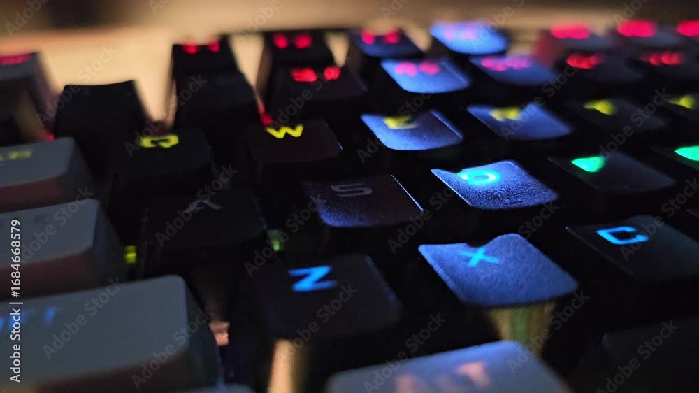 Teclas do computador piscando cores RGB.