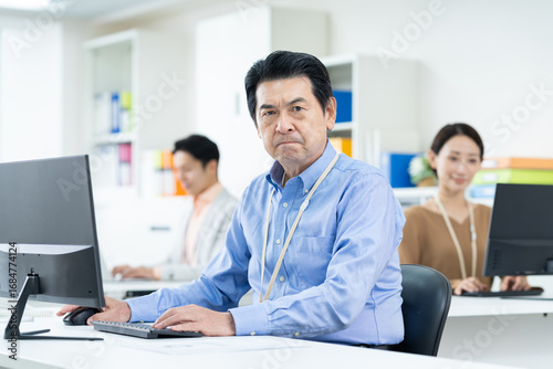 オフィスで働くシニアのビジネスマン