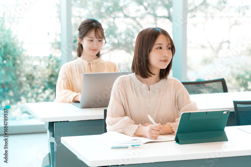 Slika na platnu 大学生, 女性, 女子大生, 授業, 大学, タブレット, 講義, 勉強, 人物, 日本人, 若い, 学校, キャンパスライフ, 20代, 10代, 真剣, パ