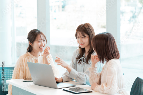 Konstfotografi ミーティングをする3人の若い女性