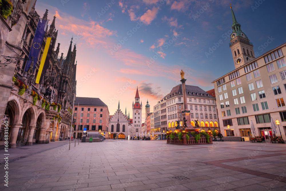 Naklejka premium Munich, Germany. Cityscape image of downtown Munich, Germany with Marienplatz at beautiful autumn sunrise.