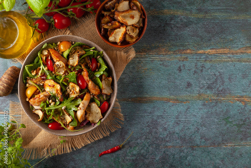 Chicken salad with topinamburu crisps.