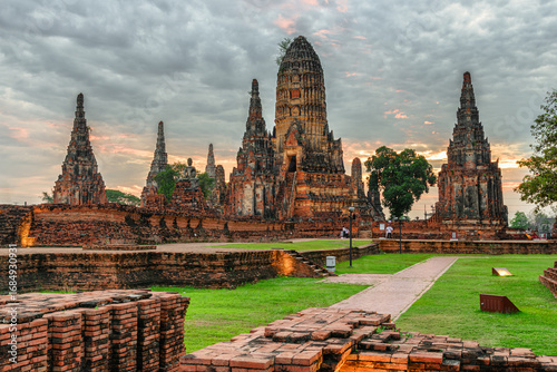 Papier peint Sunset view of Wat Chaiwatthanaram in Ayutthaya, Thailand