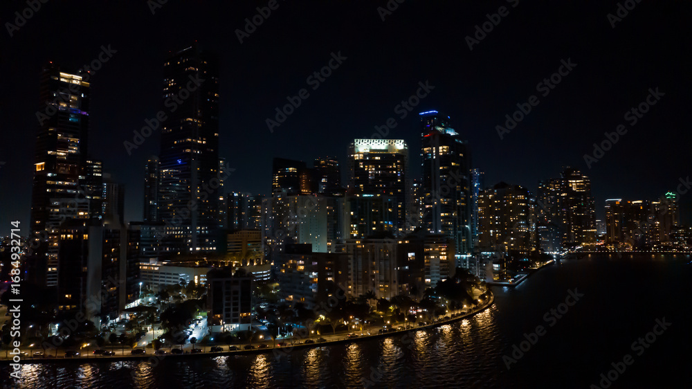 Fototapeta premium miami, noche, edificios, edificio, kuces, dron, mar, ciudad Miami, night, buildings, building, Kuces, drone, sea, city
