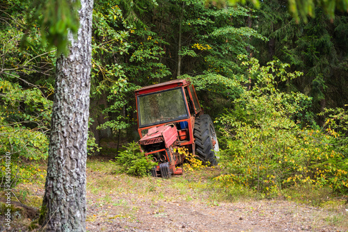 Konstfotografi an old, dilapidated tractor abandoned in the forest