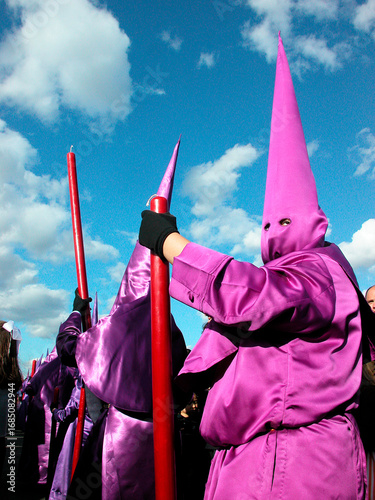 Nazarenos de la Hermandad de la O del barrio de Triana en la procesión del Viernes Santo de la Semana Santa de Sevilla.
