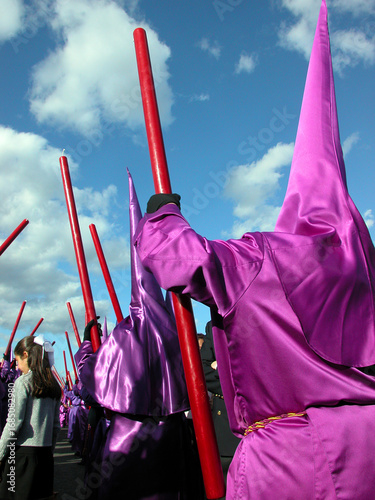 Nazarenos de la Hermandad de la O del barrio de Triana en la procesión del Viernes Santo de la Semana Santa de Sevilla.
