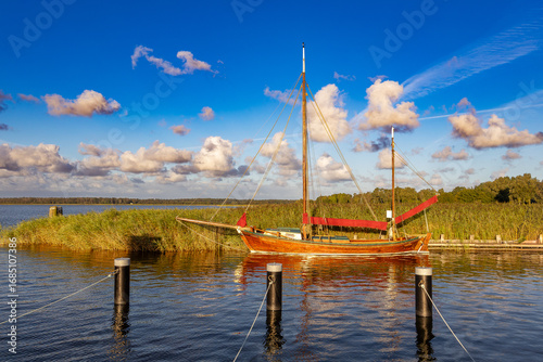 Altes Holz Segelboot im Hafen Wieck a. Darß.