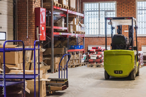 Foto Forklift operation in a busy warehouse during afternoon hours under natural ligh