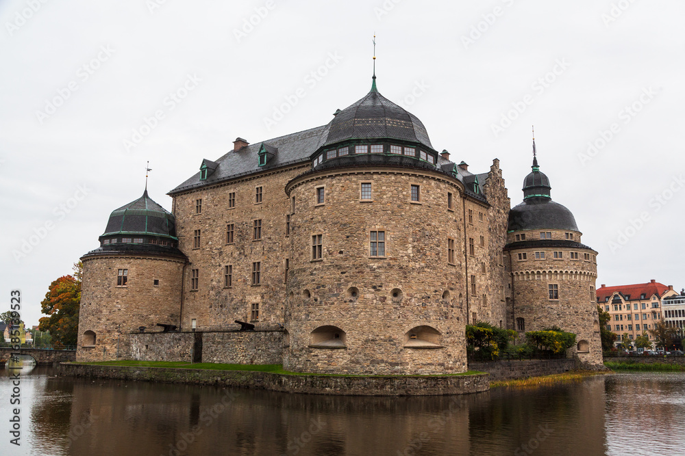Fototapeta premium OREBRO, SWEDEN - 2 October 2022: The castle of Orebro is a medieval stone building, which is one of the most famous and historically significant castles of the Kingdom of Sweden in autumn