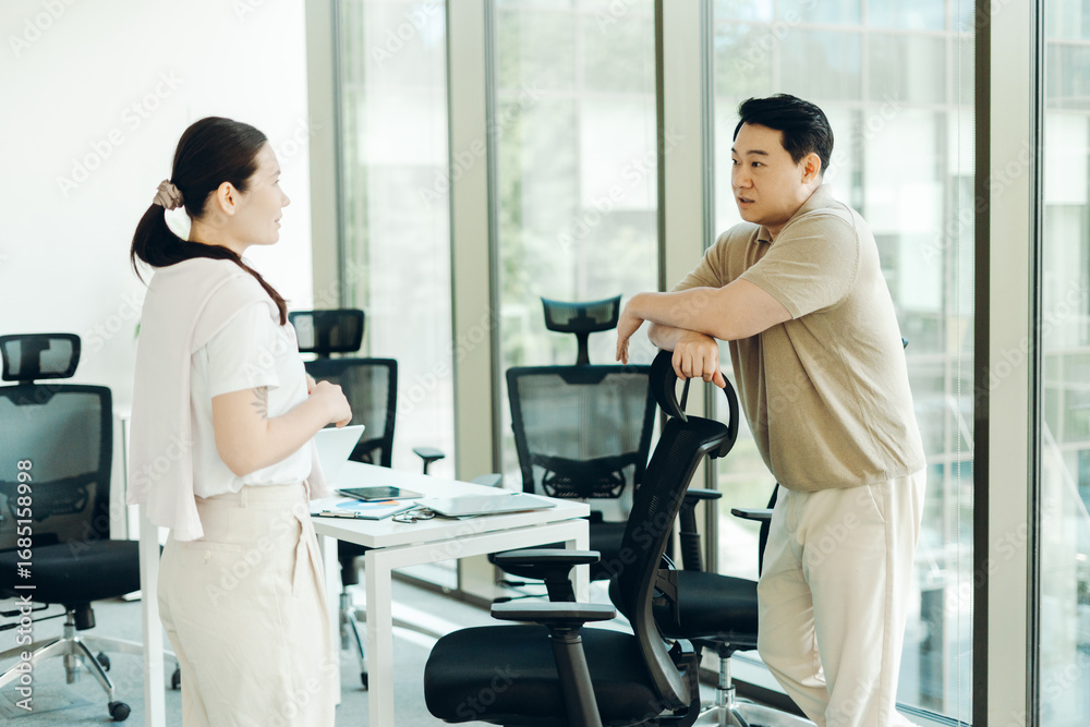 Obraz premium Business people discussing in modern office with ergonomic chairs