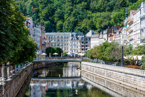Cuadro en lienzo Summer walk through the spa center of the famous Karlovy Vary (Carlsbad) in the