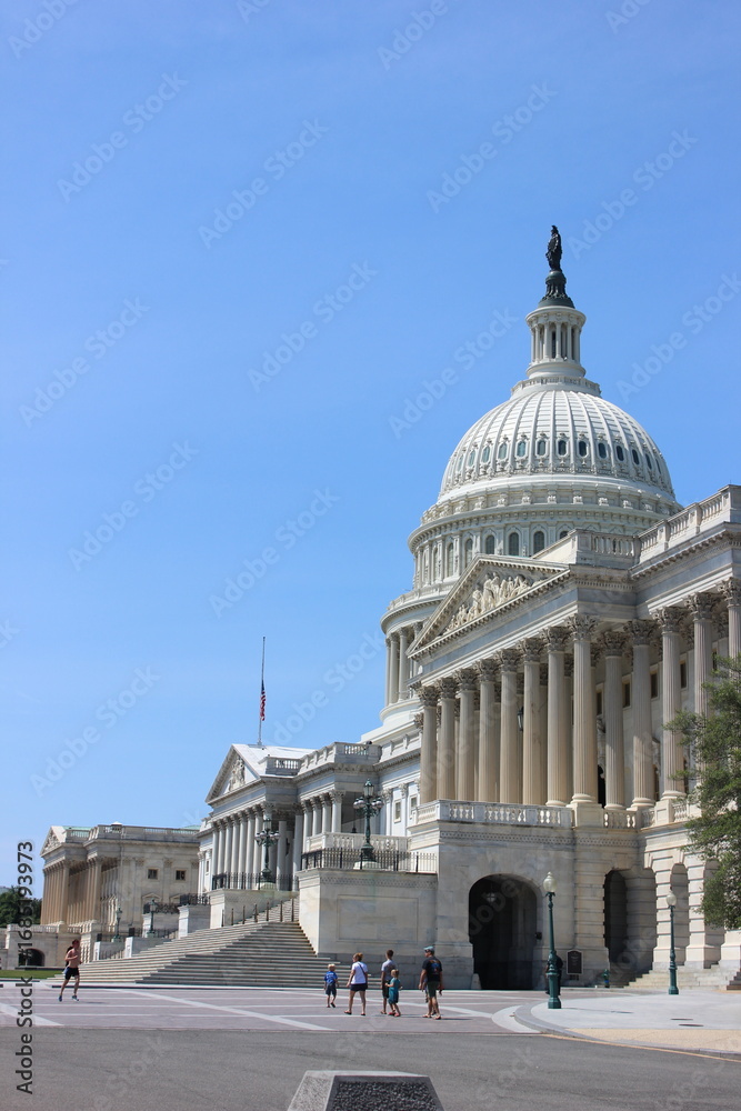 Obraz premium Iconic US Monuments on Sunny Day