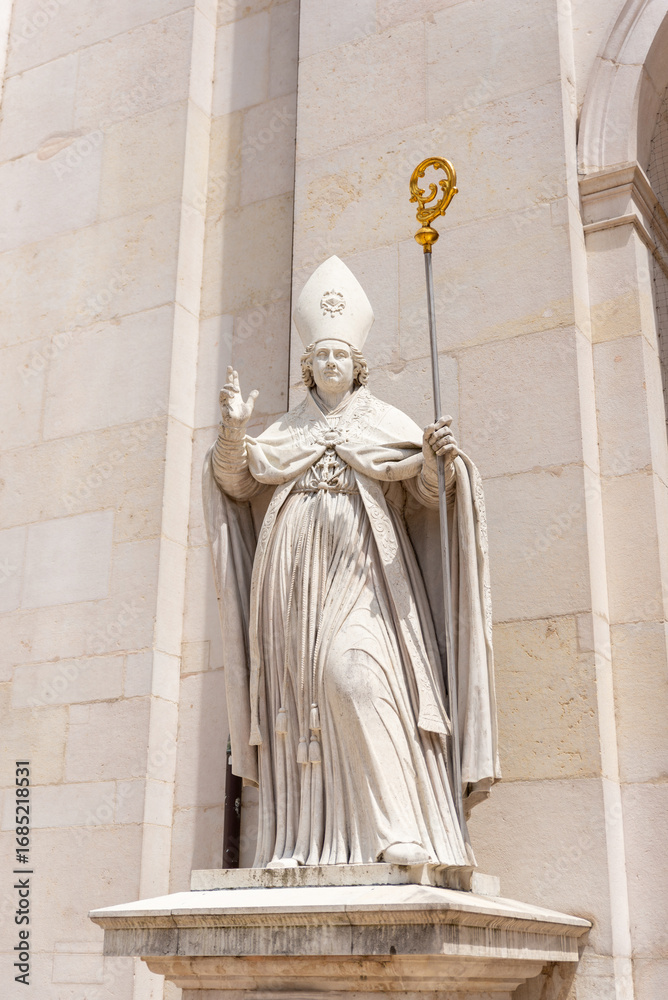 Φωτογραφία Statue of bishop with crosier in front of Salzburg Cathedral under bright sunlig