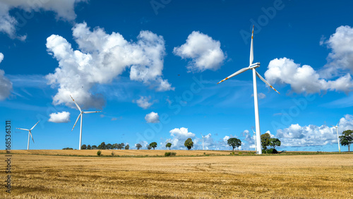 Wiatraki, turbiny wiatrowe, wytwarzanie czystej energii, odnawialne źródła energii, energia odnawialna, elektrownia.
