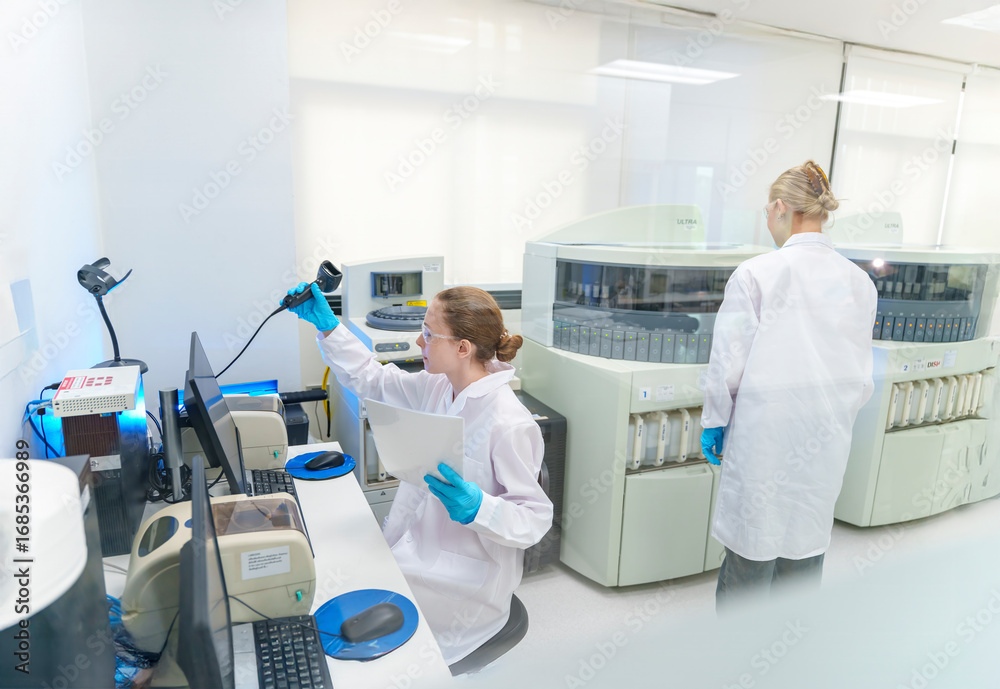 Obraz premium Laboratory technicians analyzing samples in a modern research facility