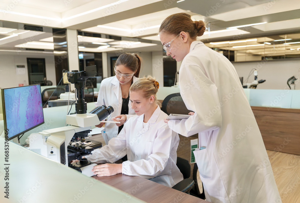 Obraz premium Collaboration of scientists analyzing samples in a modern laboratory setting