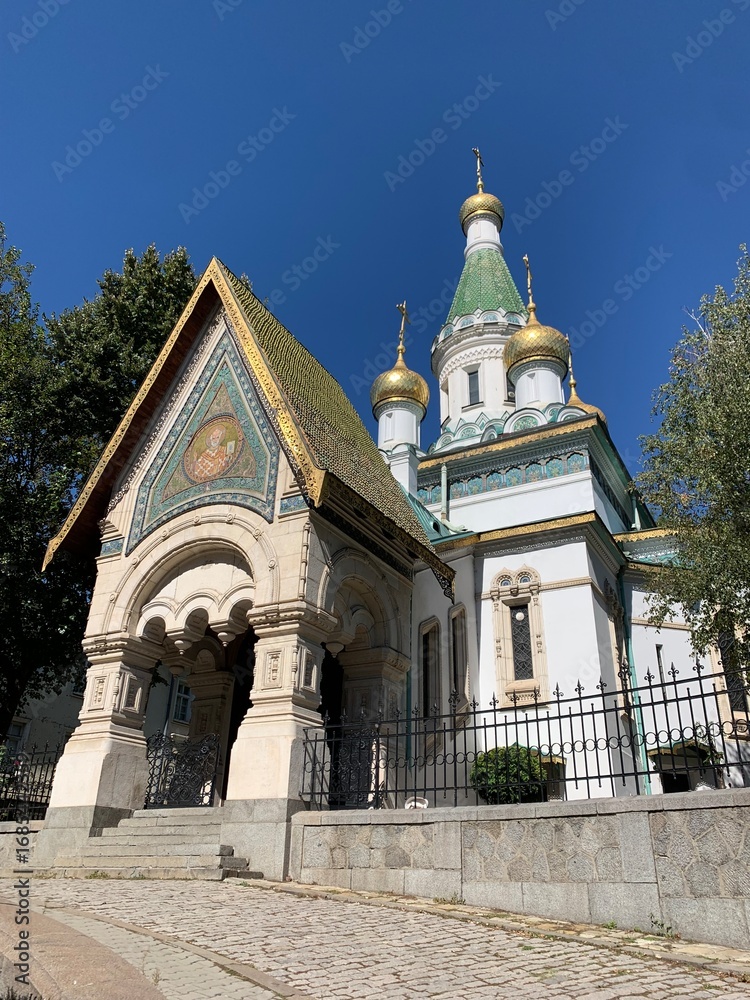 Obraz premium Sofia, Bulgaria — Alexander Nevsky Cathedral, mountain backdrop, historic streets, Balkan architecture, golden-hour lighting, clean and realistic cityscape, travel photography.