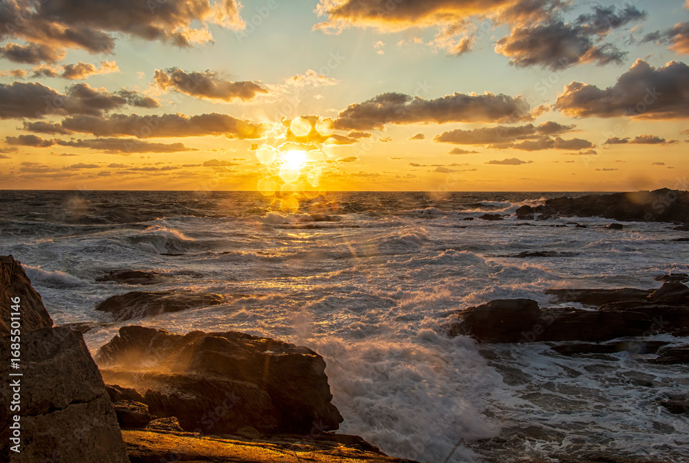 Obraz premium The Golden Dance of the Waves