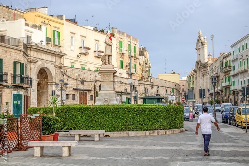 Canvas Print trani, italien - stadtpanorama mit stadttor, denkmal und kirche