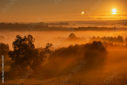Fototapeta Naklejka Na Ścianę i Meble -  Wrześniowy, mglisty poranek w Beskidach. Wschód słońca. Cieszyn, Polska.